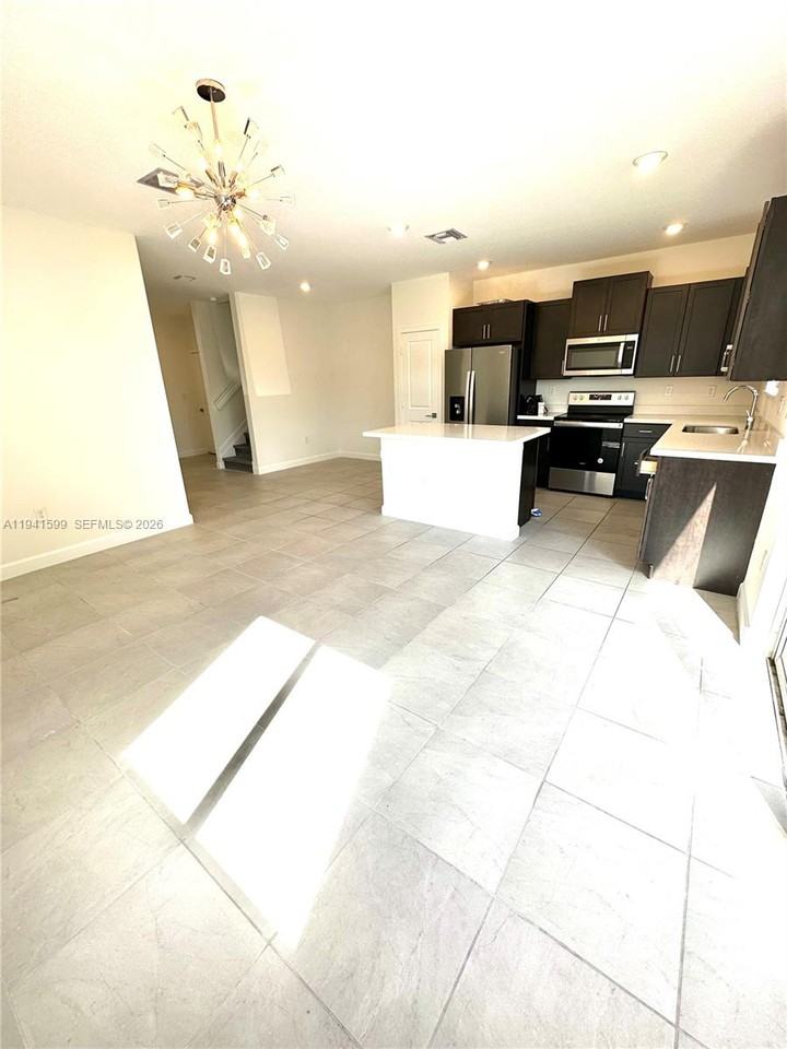 2418 Se 10th St #2418 - Photo 6 of 18