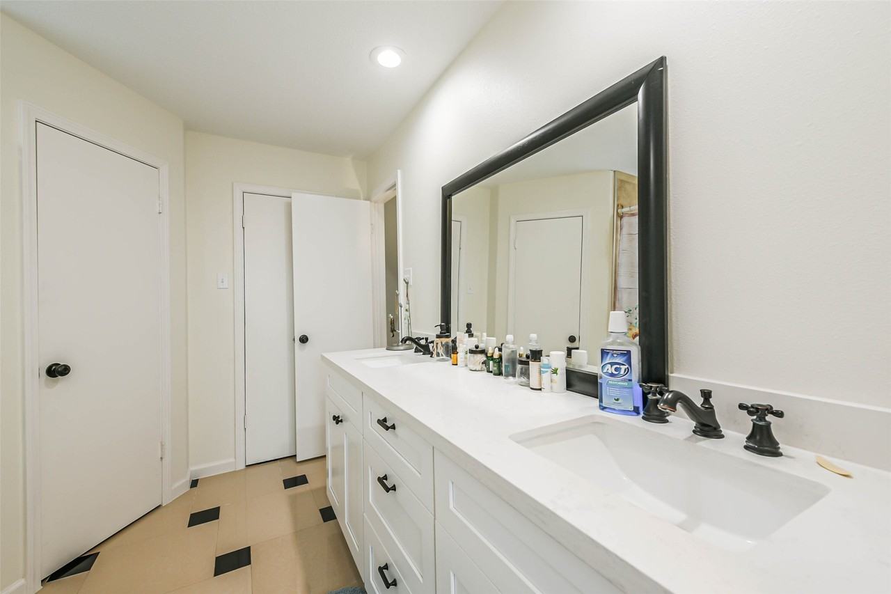 4030 Bentley Dr #4030 - Photo 5 of 33