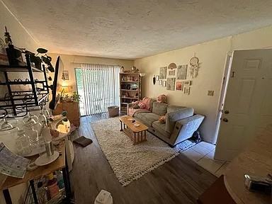 1035 SW 9th StJ4 #J4 - Photo 5 of 12