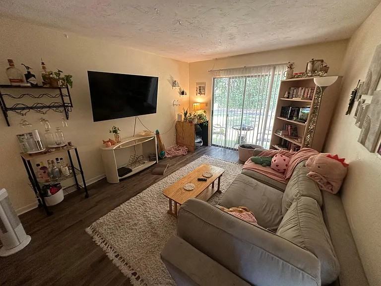 1035 SW 9th StJ4 #J4 - Photo 6 of 12