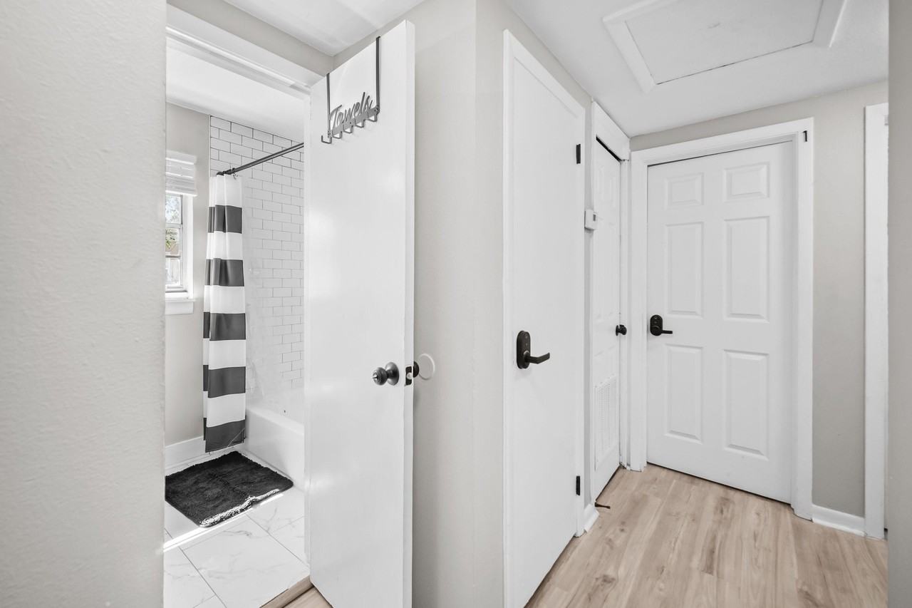 Clyde Dr - Photo 4 of 26