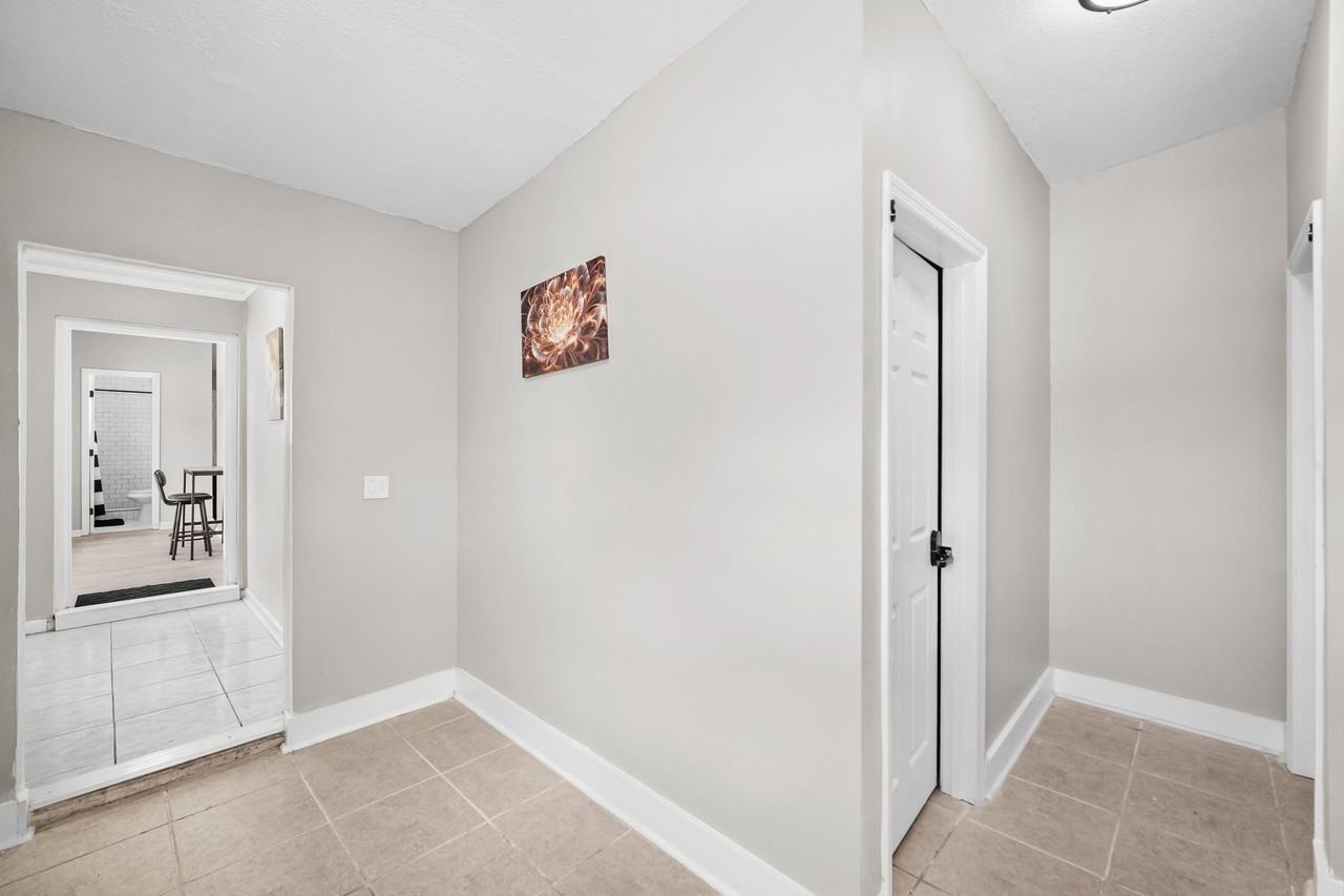 Clyde Dr - Photo 5 of 26