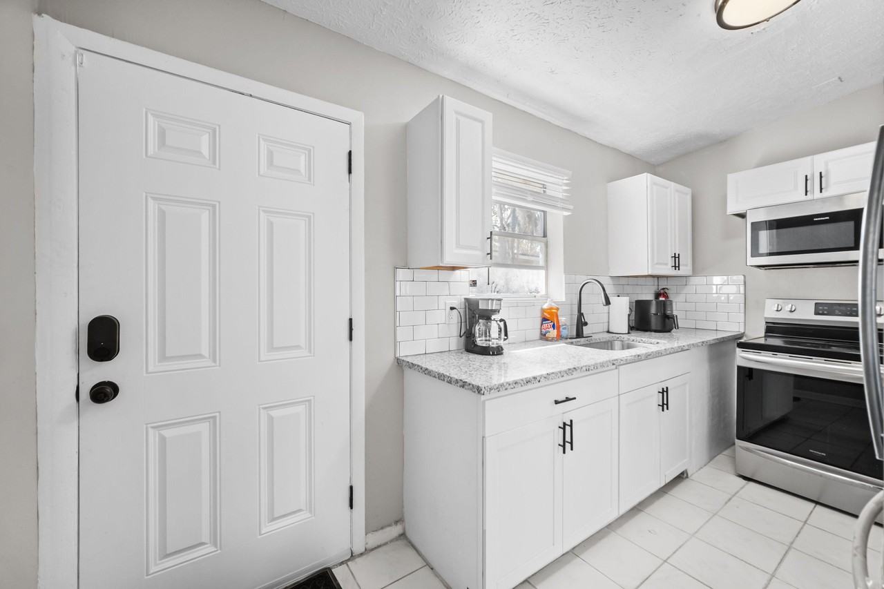 Clyde Dr - Photo 7 of 26