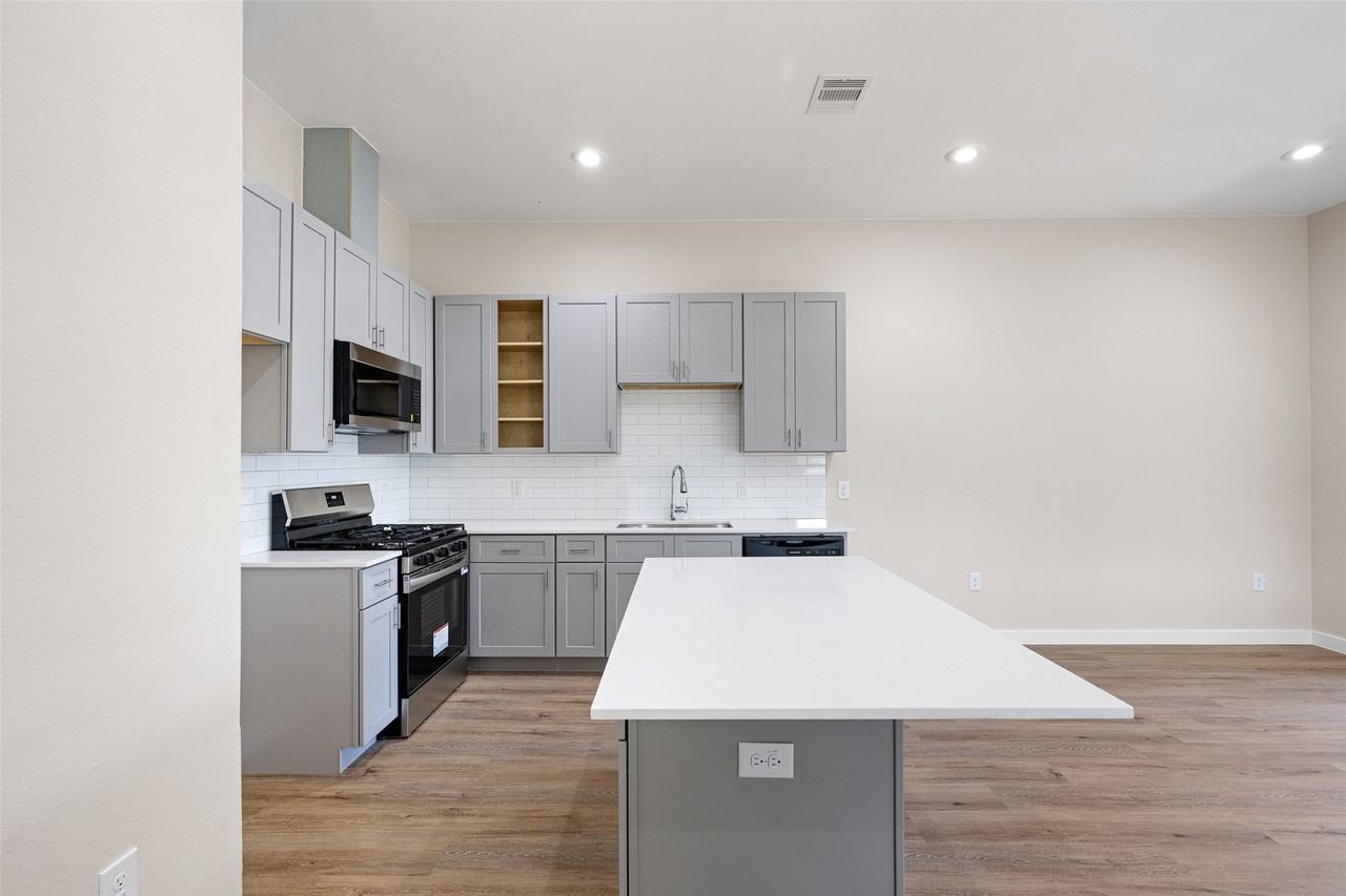 9409 Clinton Dr #9409A - Photo 7 of 28