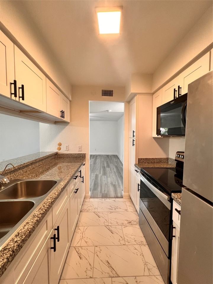 3005 Walnut Bend Ln #3005-32 - Photo 5 of 22