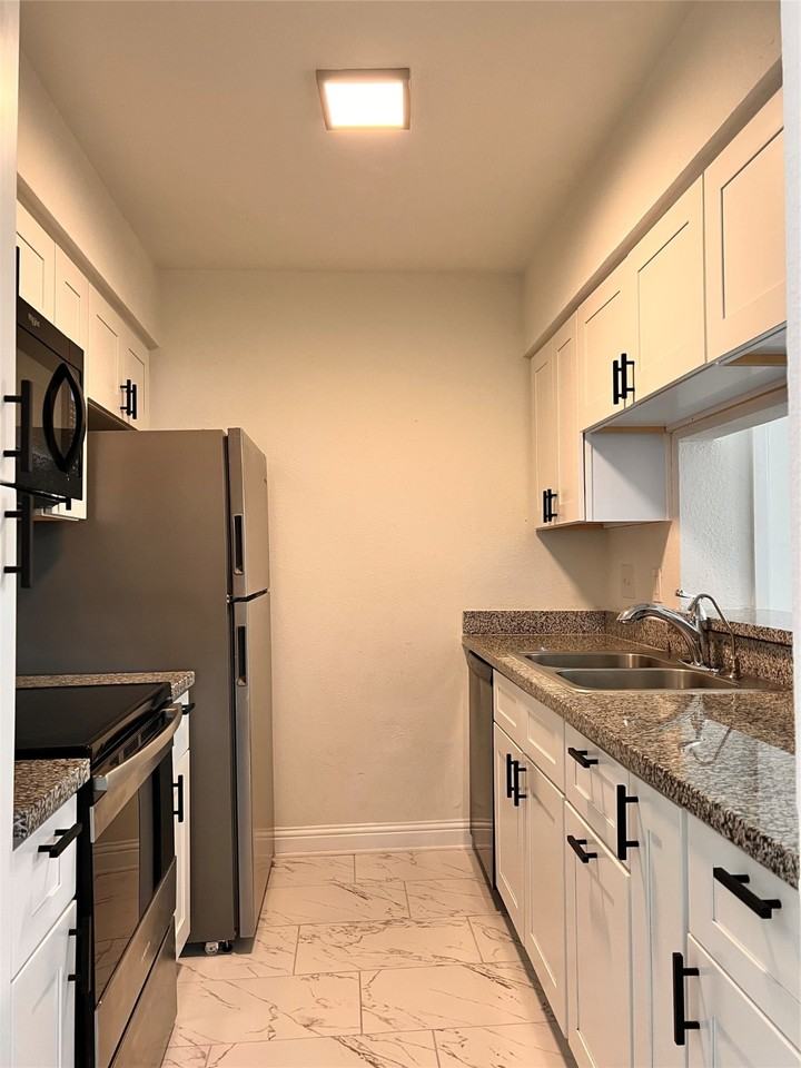 3005 Walnut Bend Ln #3005-32 - Photo 7 of 22