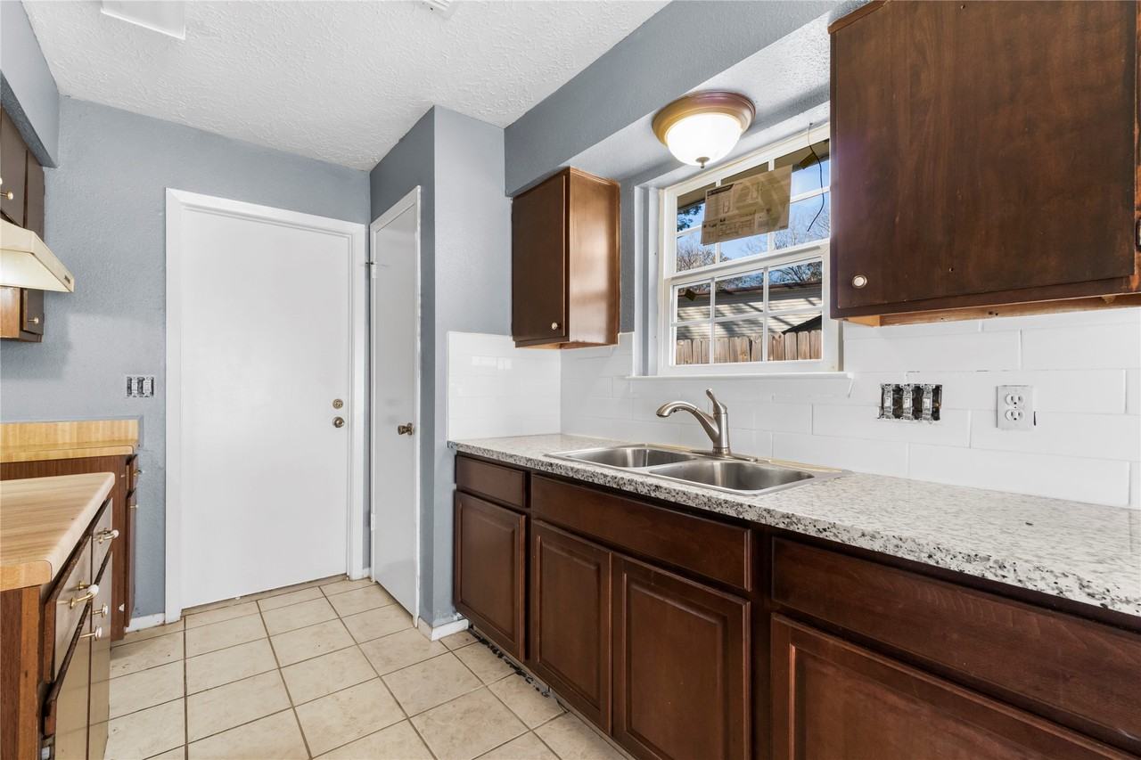 23202 Summergate Dr #23202 - Photo 4 of 16