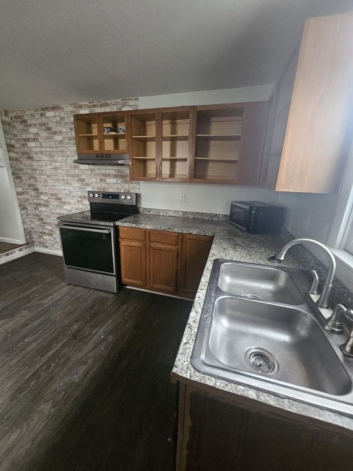 219 N Lawrence St - Photo 2 of 13