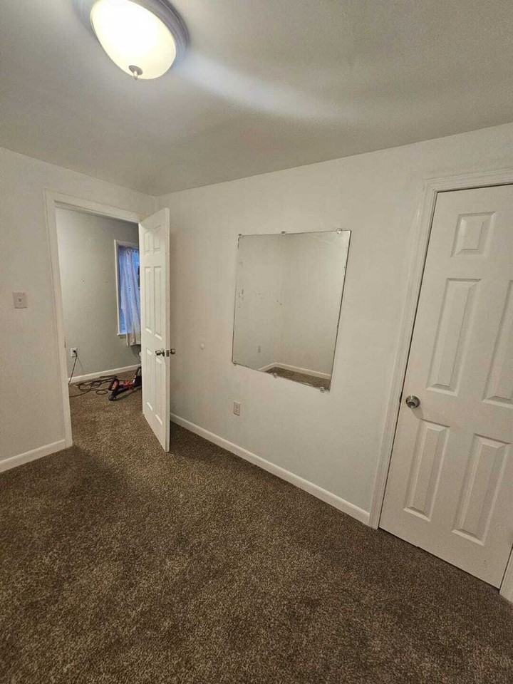 219 N Lawrence St - Photo 4 of 13