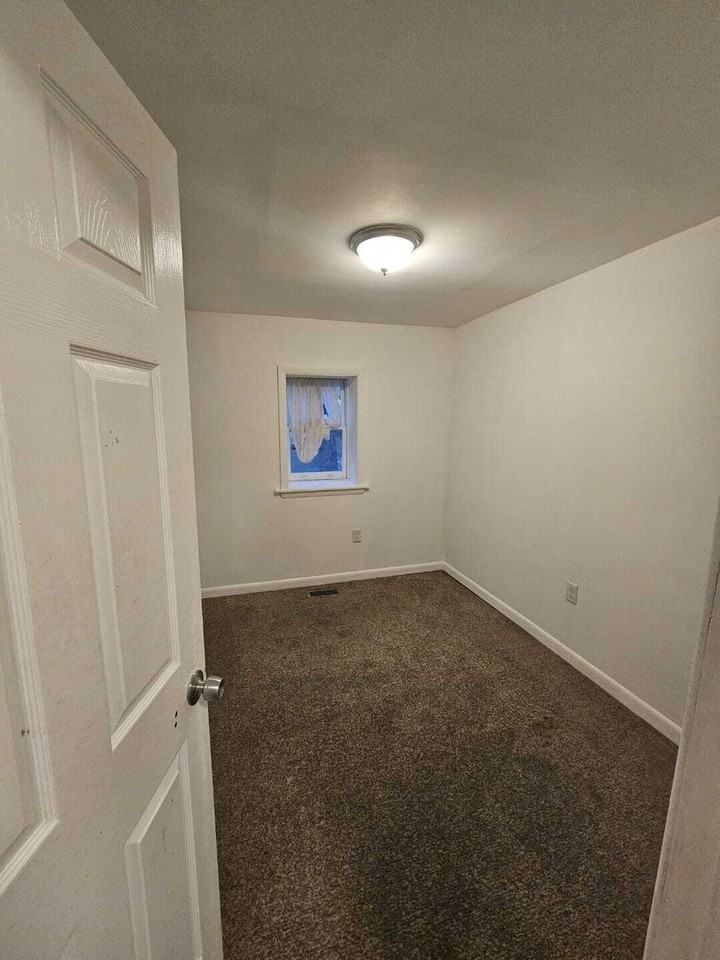 219 N Lawrence St - Photo 5 of 13