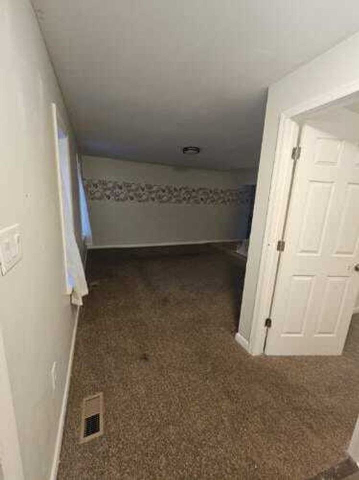 219 N Lawrence St - Photo 6 of 13