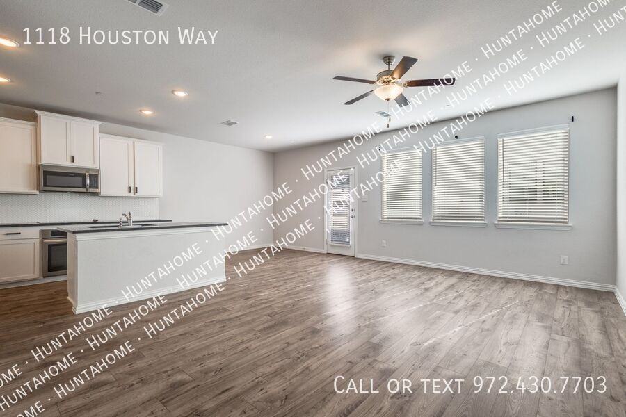 1118 Houston Way - Photo 3 of 12