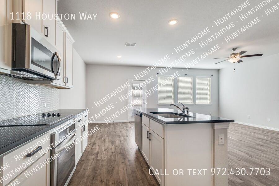 1118 Houston Way - Photo 4 of 12