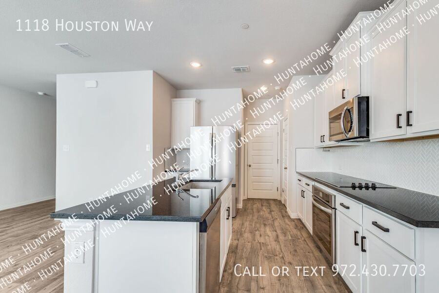 1118 Houston Way - Photo 5 of 12