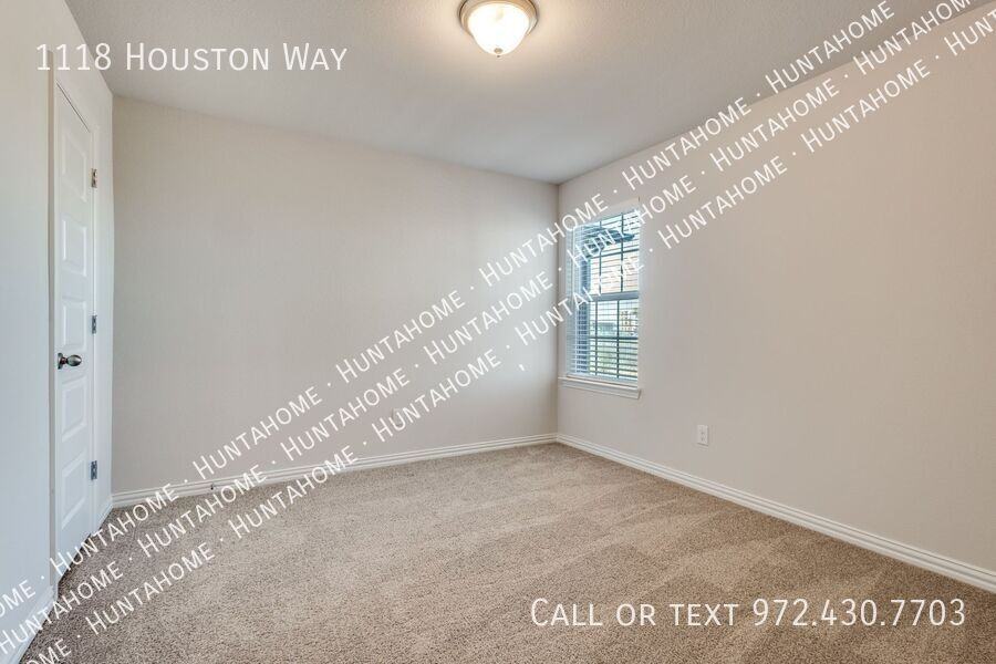 1118 Houston Way - Photo 7 of 12