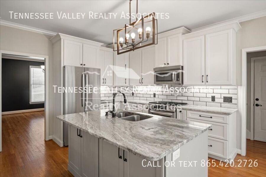 821 Foxfield Ln - Photo 3 of 20