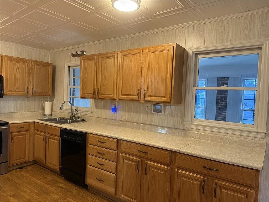 2222 Parkwood Dr - Photo 3 of 18