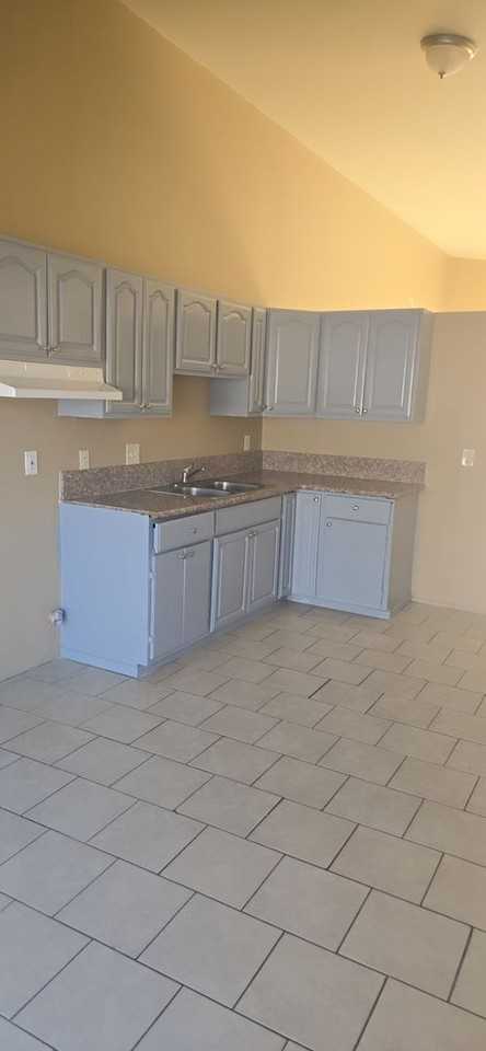 821 N Vineyard Ave #D - Photo 5 of 20