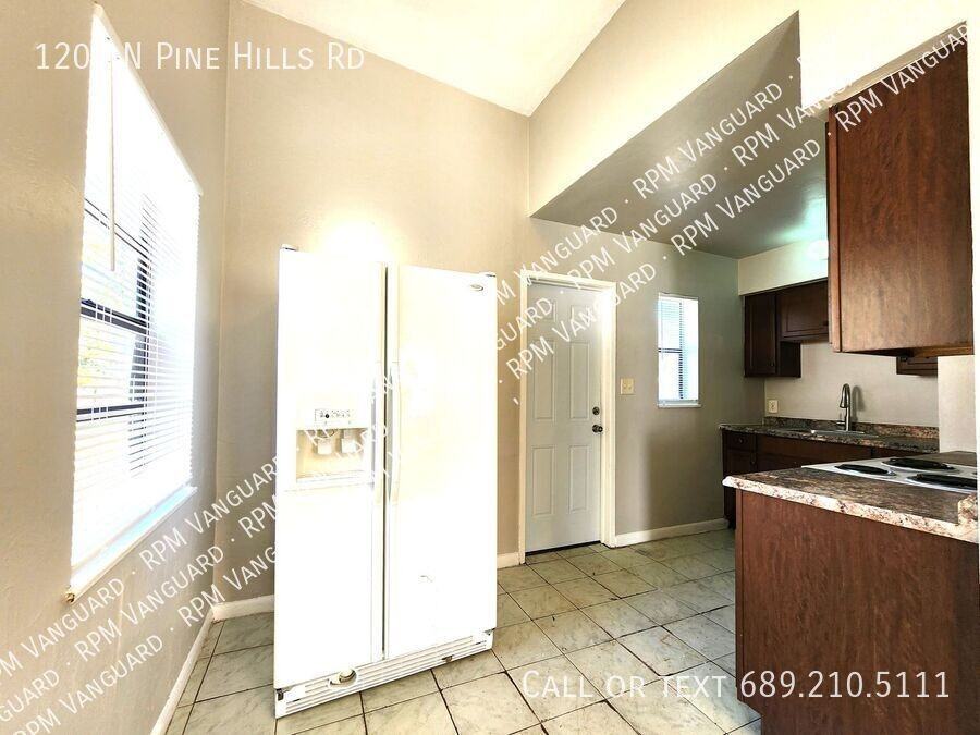 1207 N Pine Hills Rd - Photo 6 of 17
