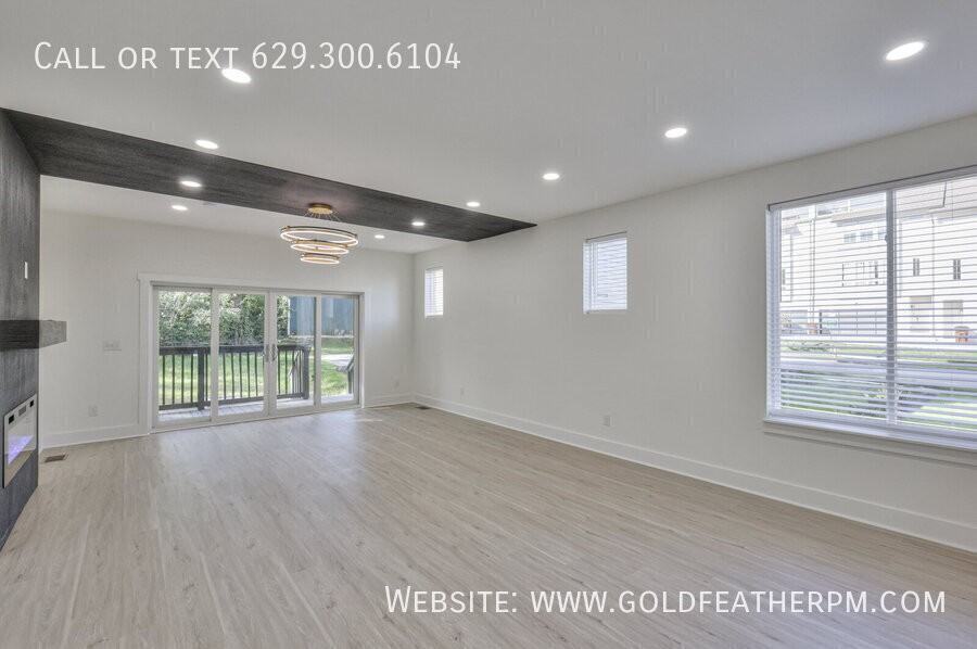 402A E Trinity Ln - Photo 3 of 47