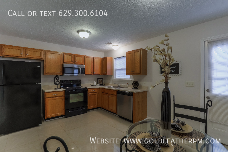 1363 Benley St - Photo 2 of 14