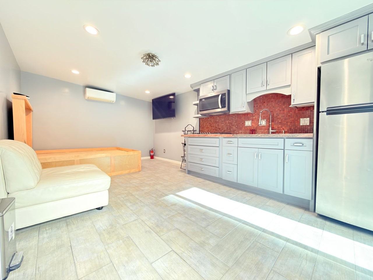 341 Marie Ave - Photo 3 of 13