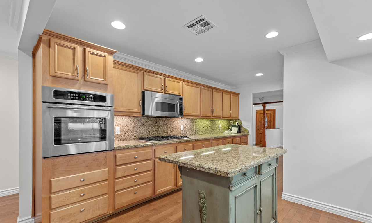 15521 Morrison St - Photo 4 of 36