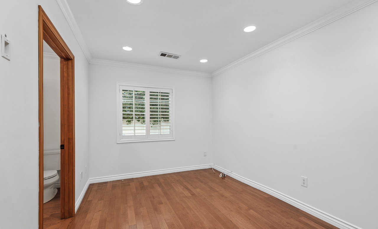 15521 Morrison St - Photo 5 of 36