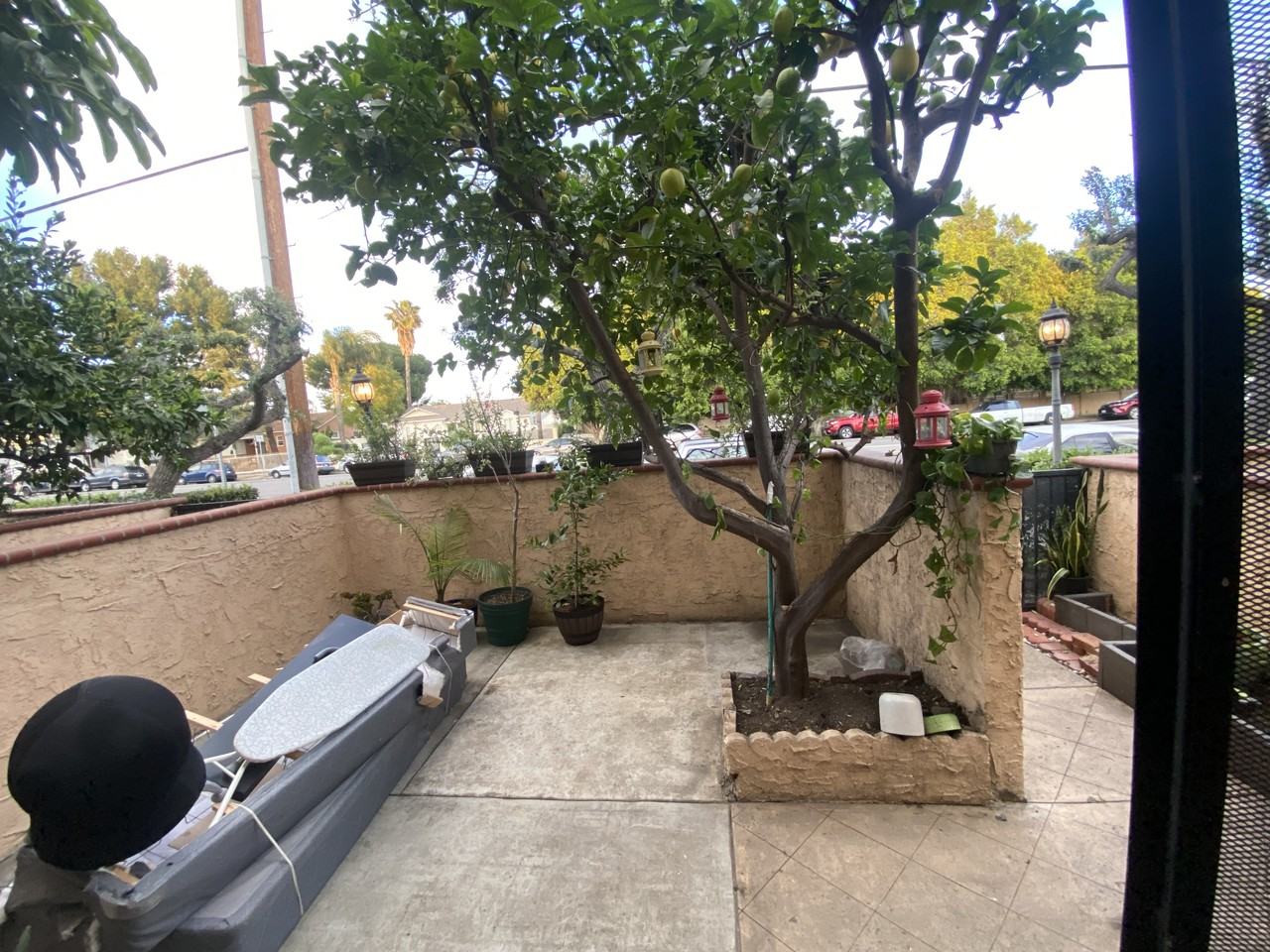 9601 Woodman Ave - Photo 4 of 48