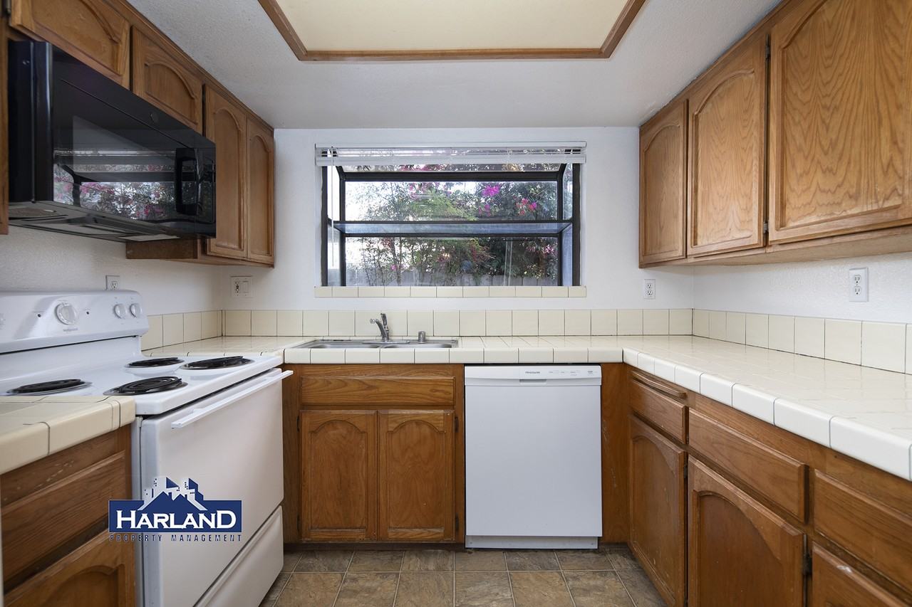 2027 Emerald St - Photo 2 of 10