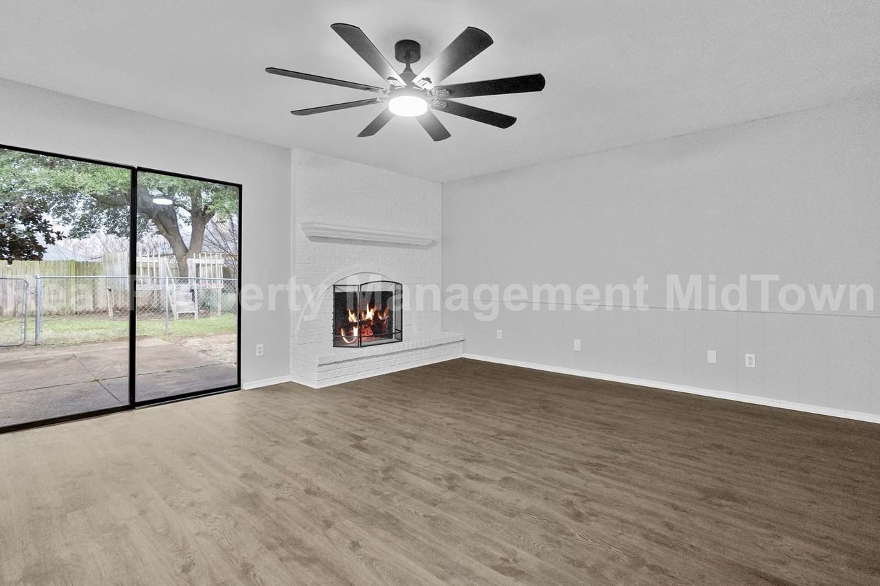2801 Meadowview Dr - Photo 3 of 26
