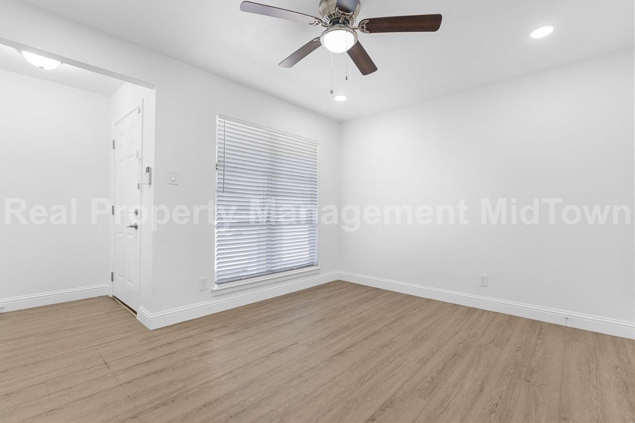 512 Livingston Dr - Photo 3 of 21