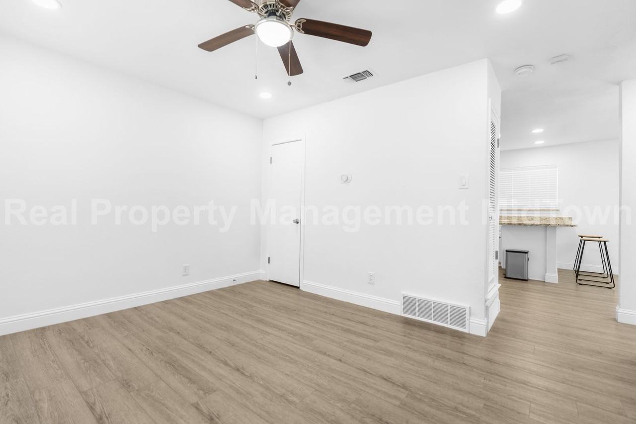 512 Livingston Dr - Photo 5 of 21