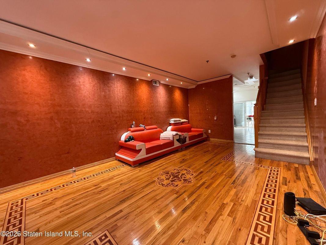 22 Quincy Ave - Photo 4 of 17