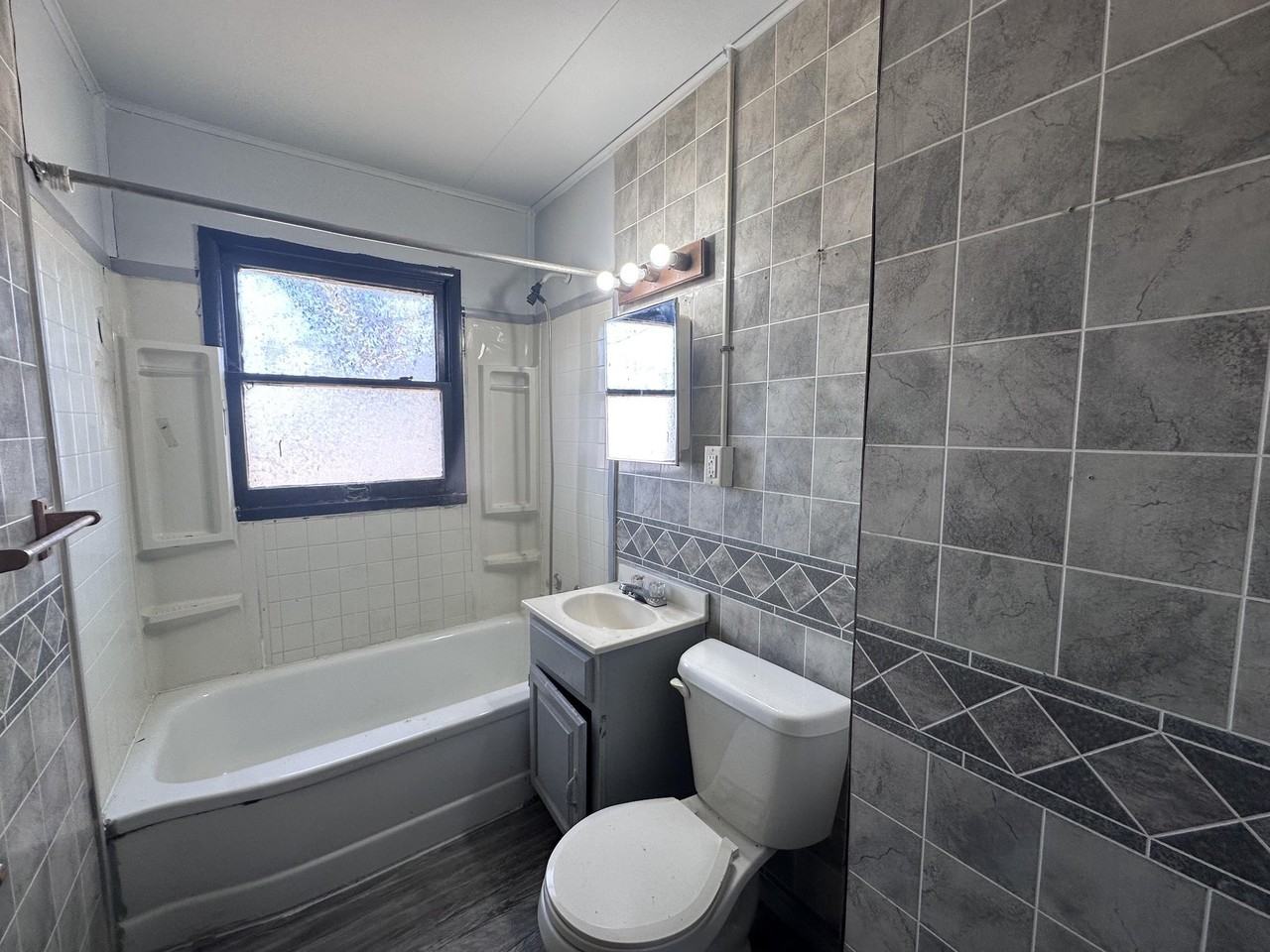 1005 Giddings St - Photo 4 of 13