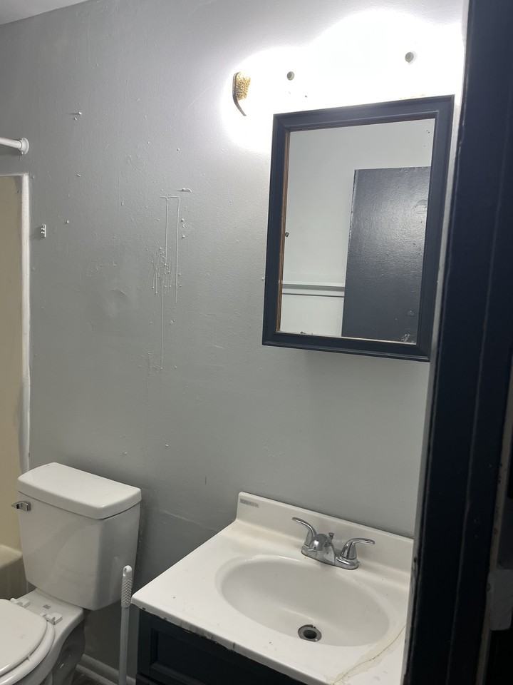 1109 Koehn Dr - Photo 4 of 11