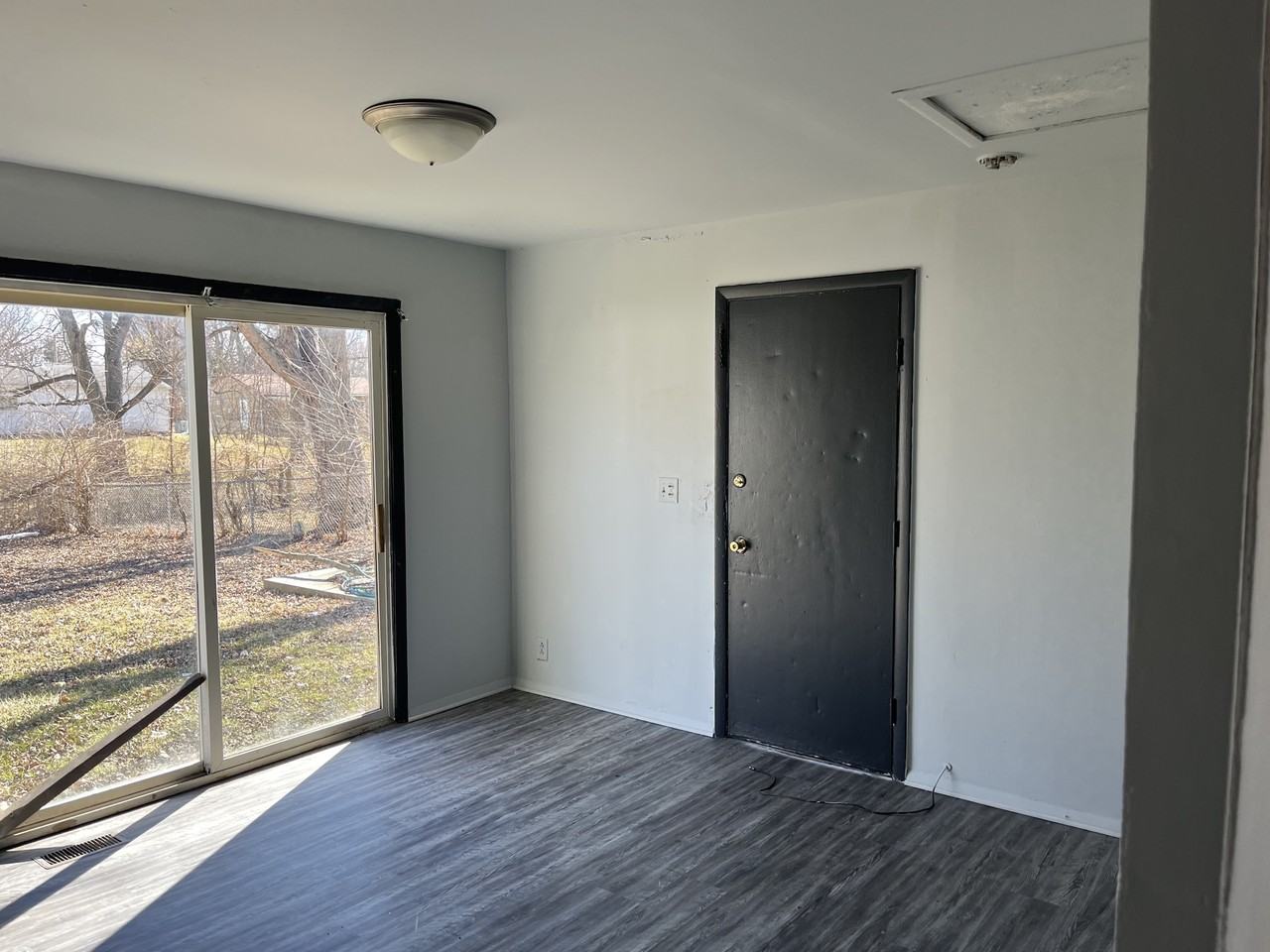 1109 Koehn Dr - Photo 6 of 11