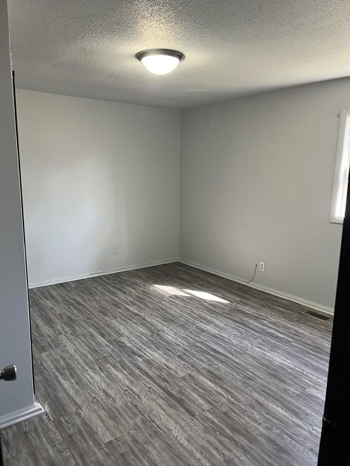 1109 Koehn Dr - Photo 7 of 11