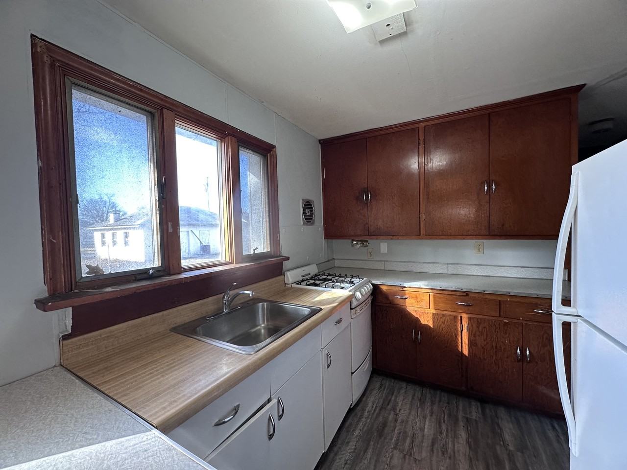 1222 Clarence St - Photo 2 of 11