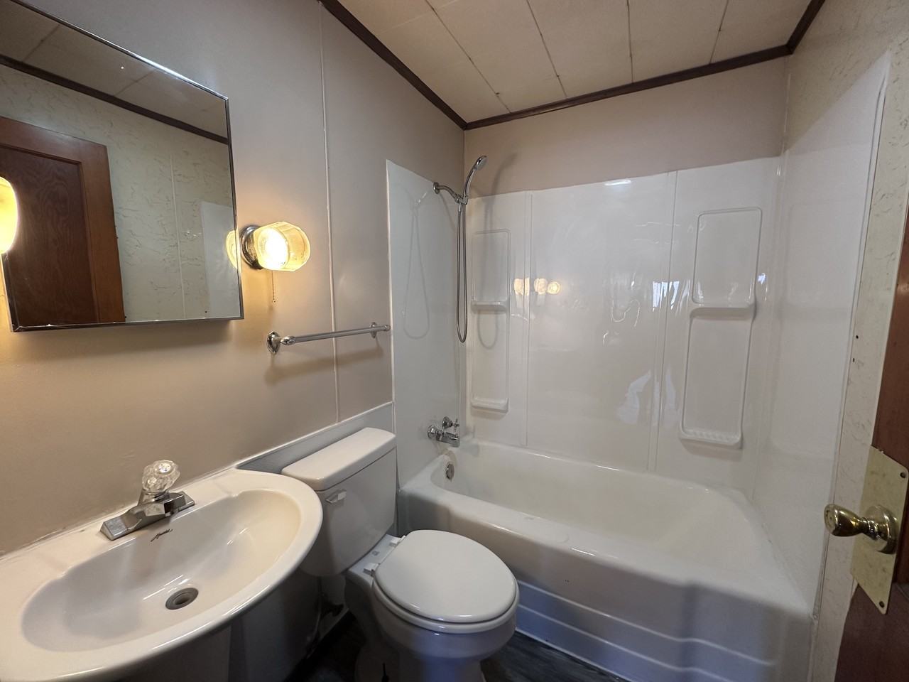 1222 Clarence St - Photo 4 of 11