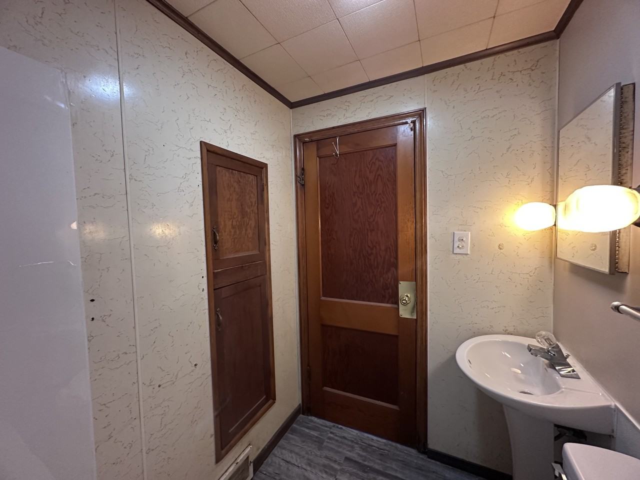 1222 Clarence St - Photo 5 of 11