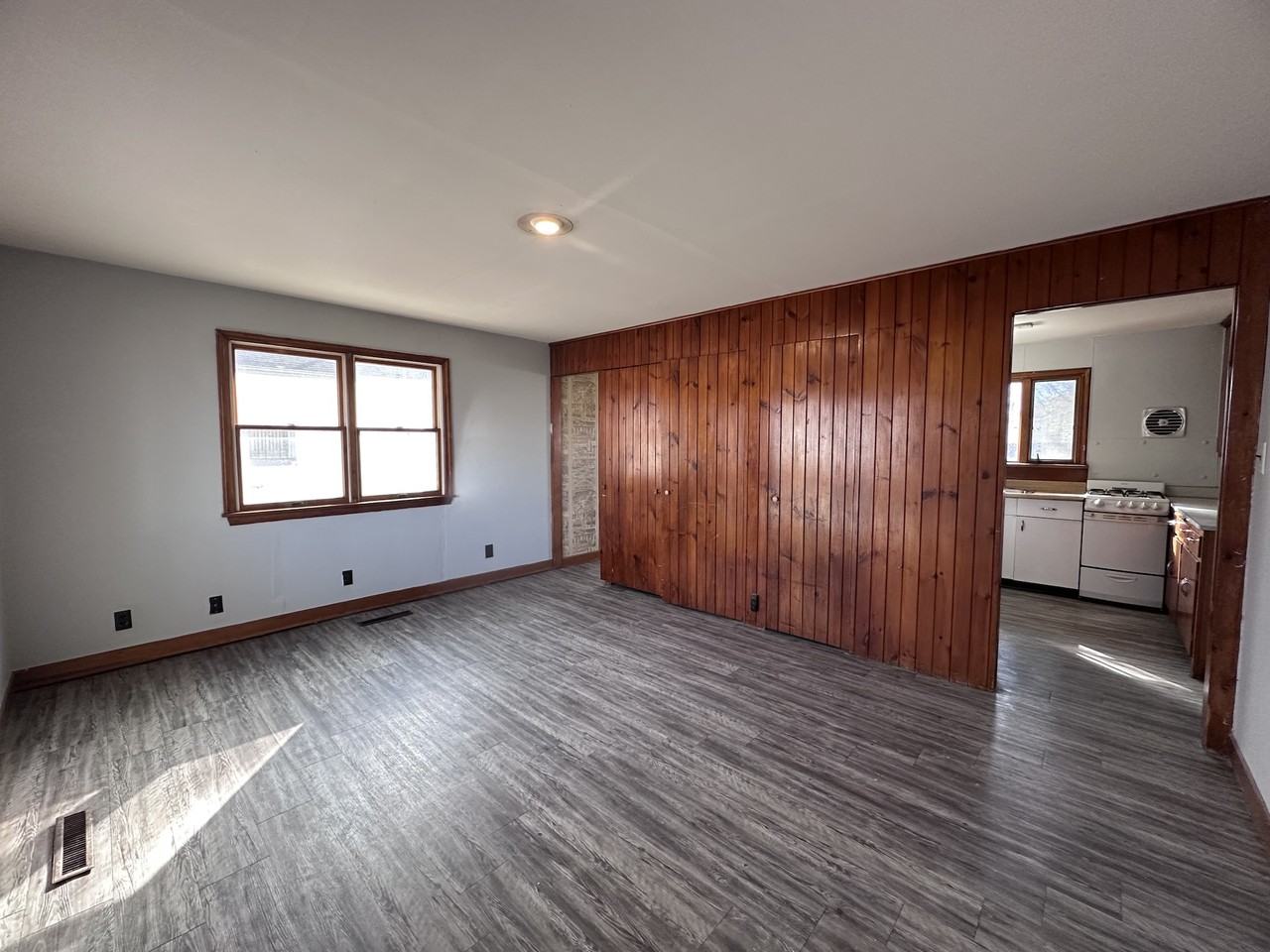 1222 Clarence St - Photo 6 of 11