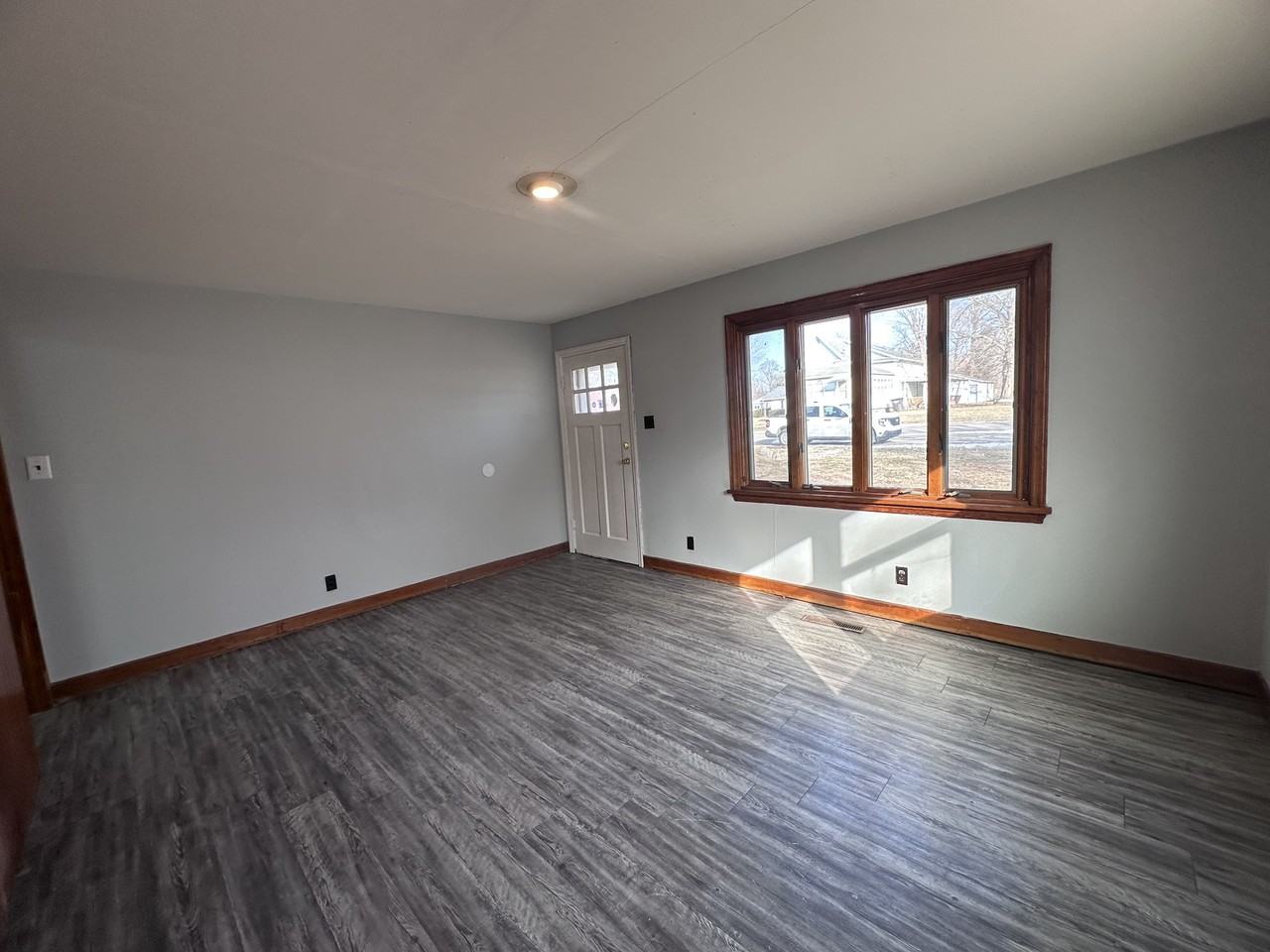 1222 Clarence St - Photo 7 of 11