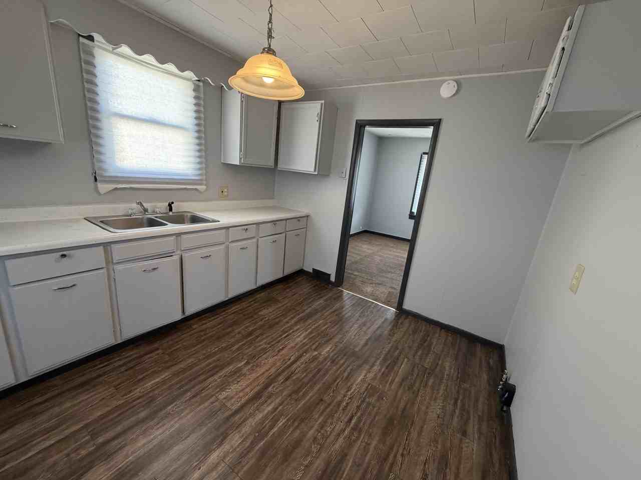 916 Zeiter St - Photo 3 of 13