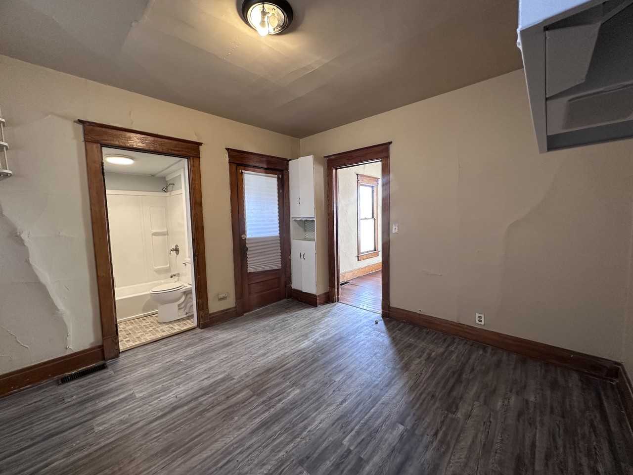 905 Oak St - Photo 3 of 17