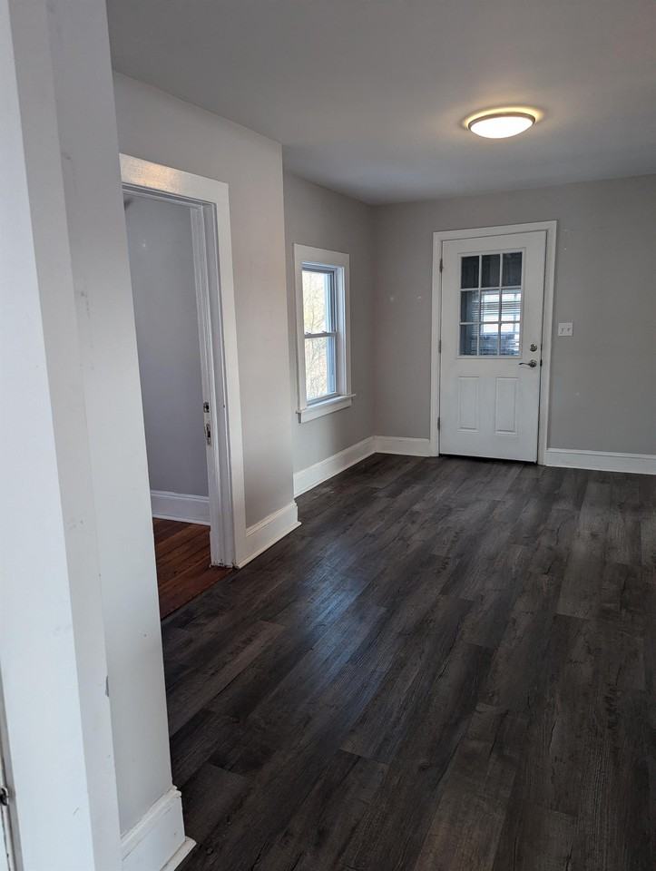 419 New London Tpke - Photo 5 of 9