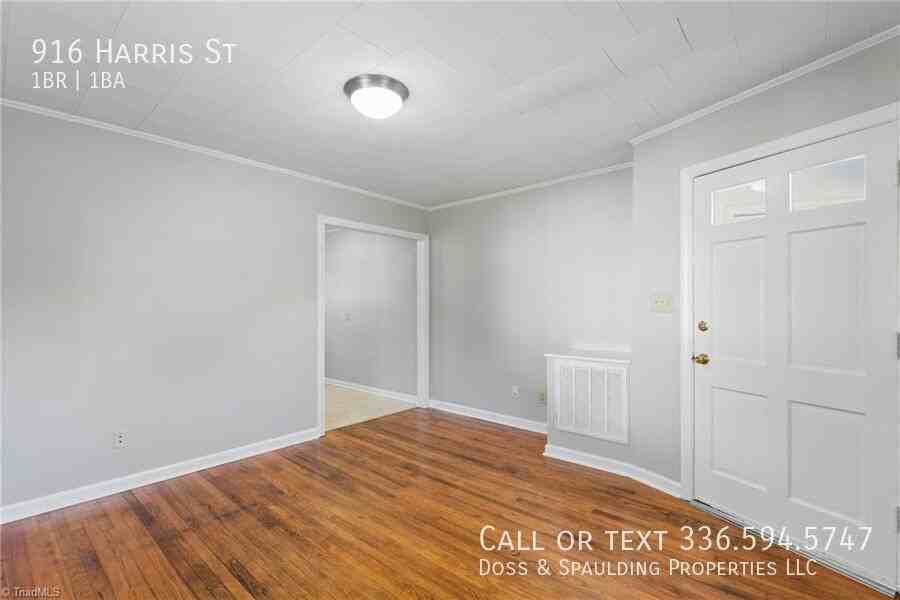 916 Harris St - Photo 5 of 15