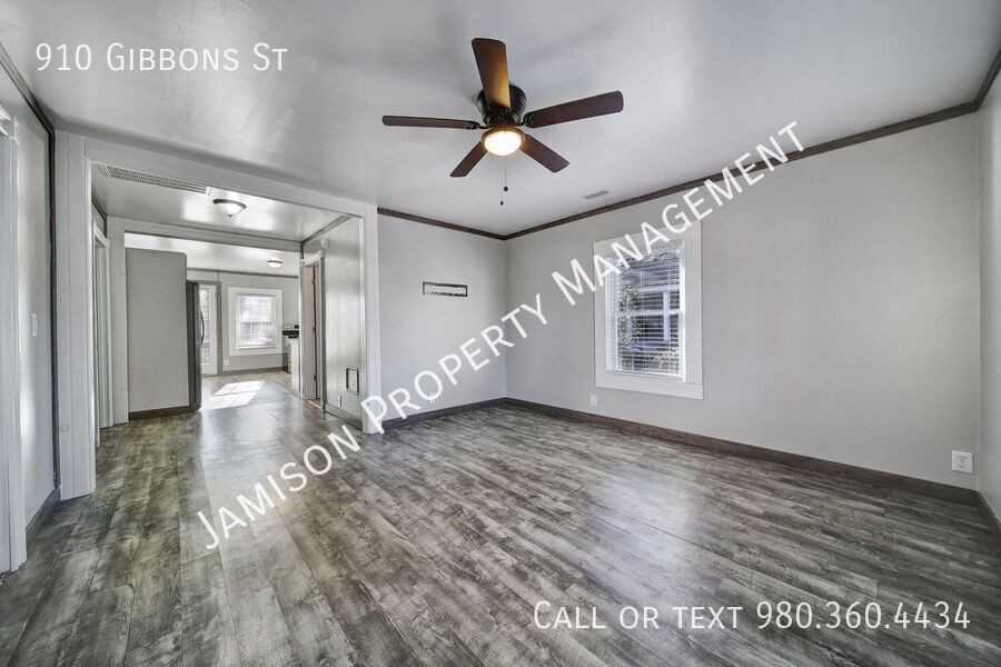 910 Gibbons St - Photo 3 of 18