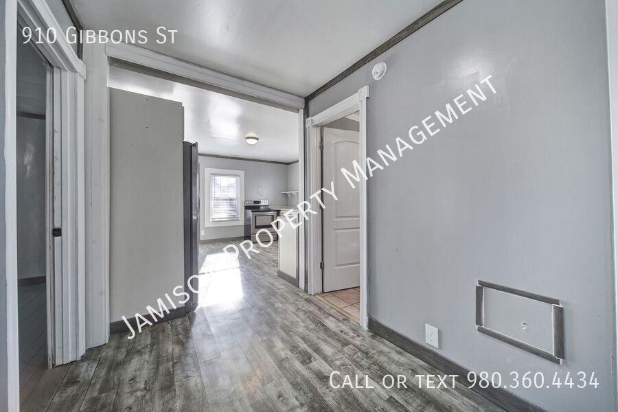 910 Gibbons St - Photo 5 of 18