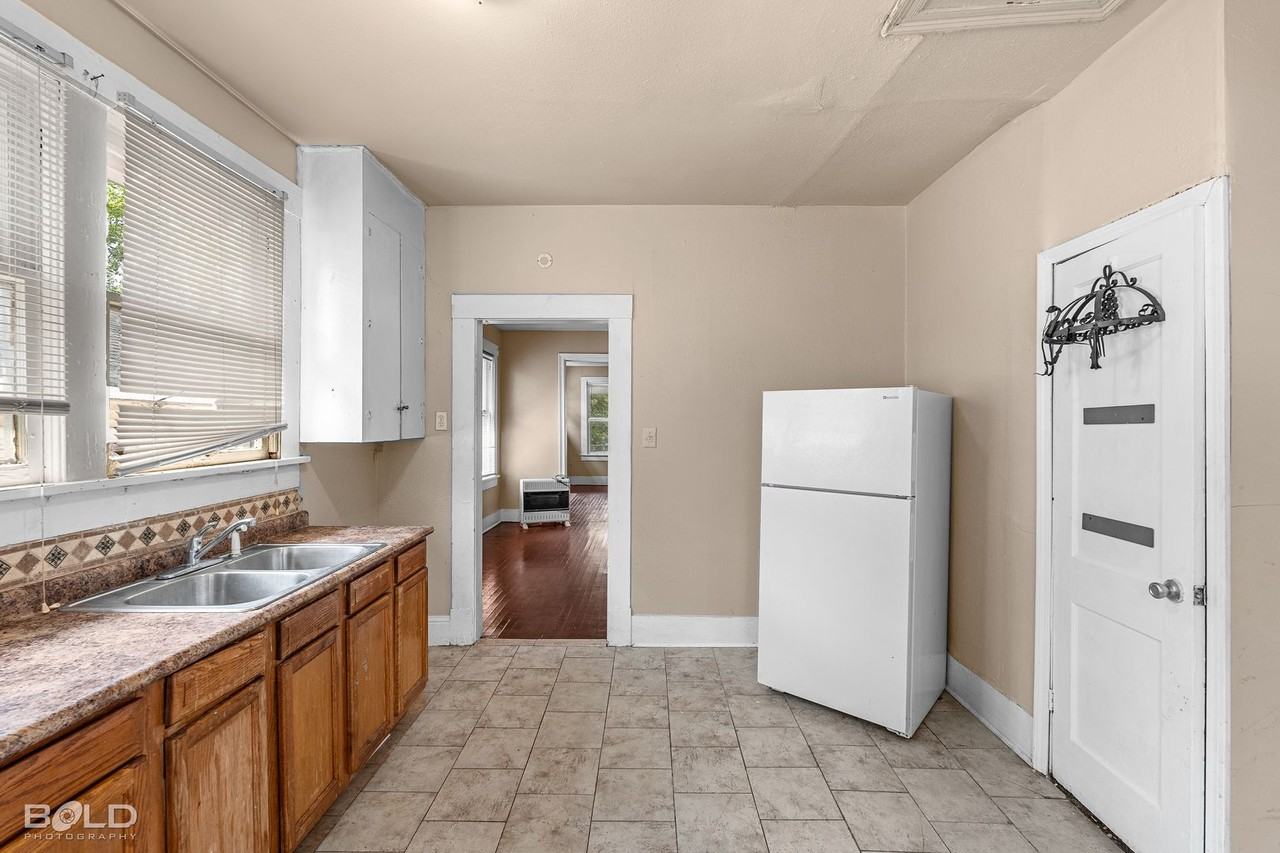 315 Robinson Pl - Photo 6 of 25